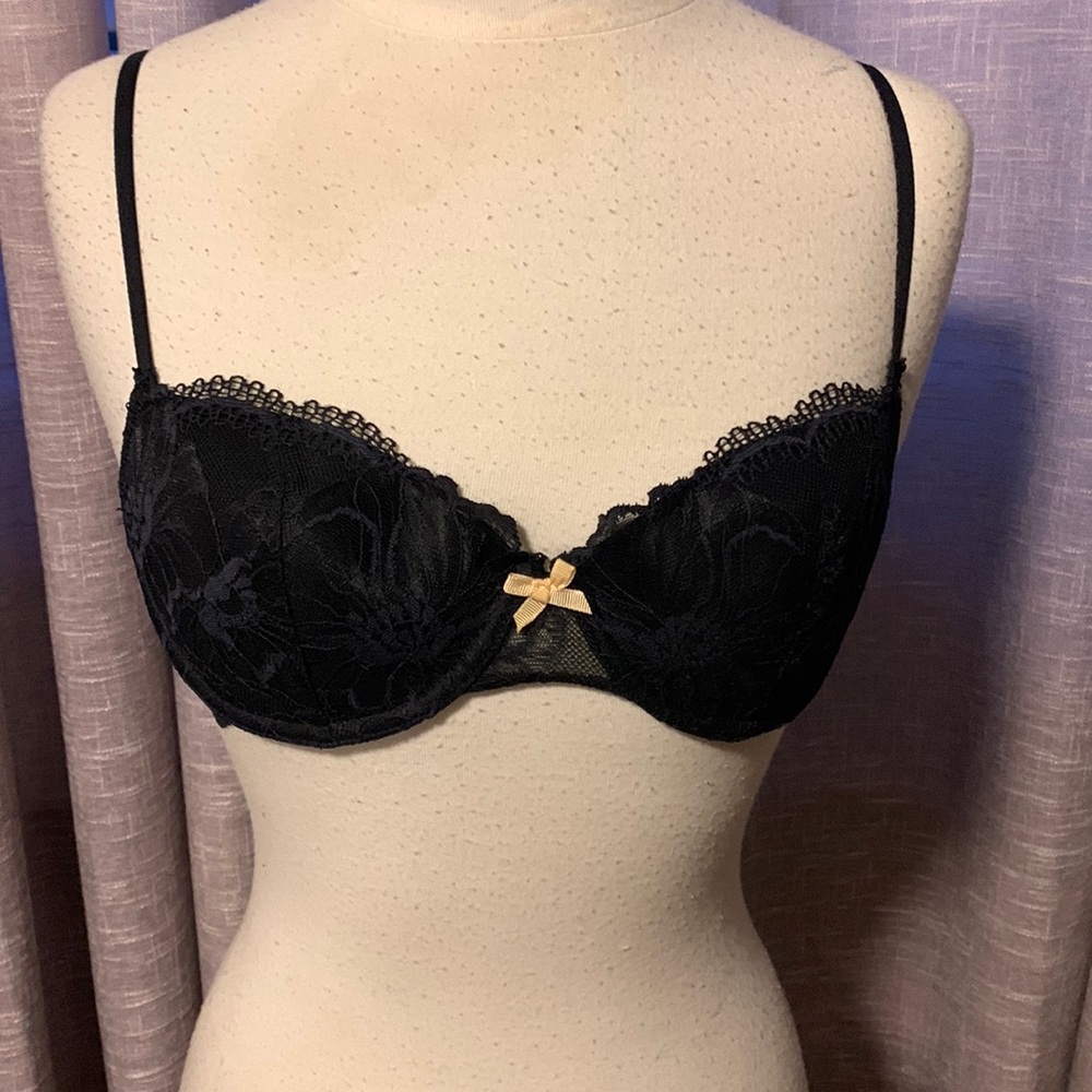 Elle MacPherson like new black lace padded bra 34B
